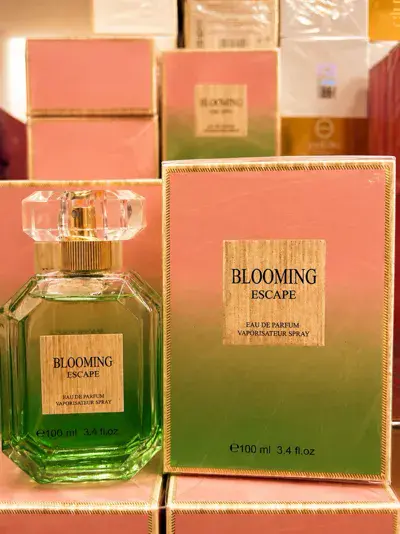 Perfumy Blooming Escape 100ml w sprayu, zielono-różowe opakowanie