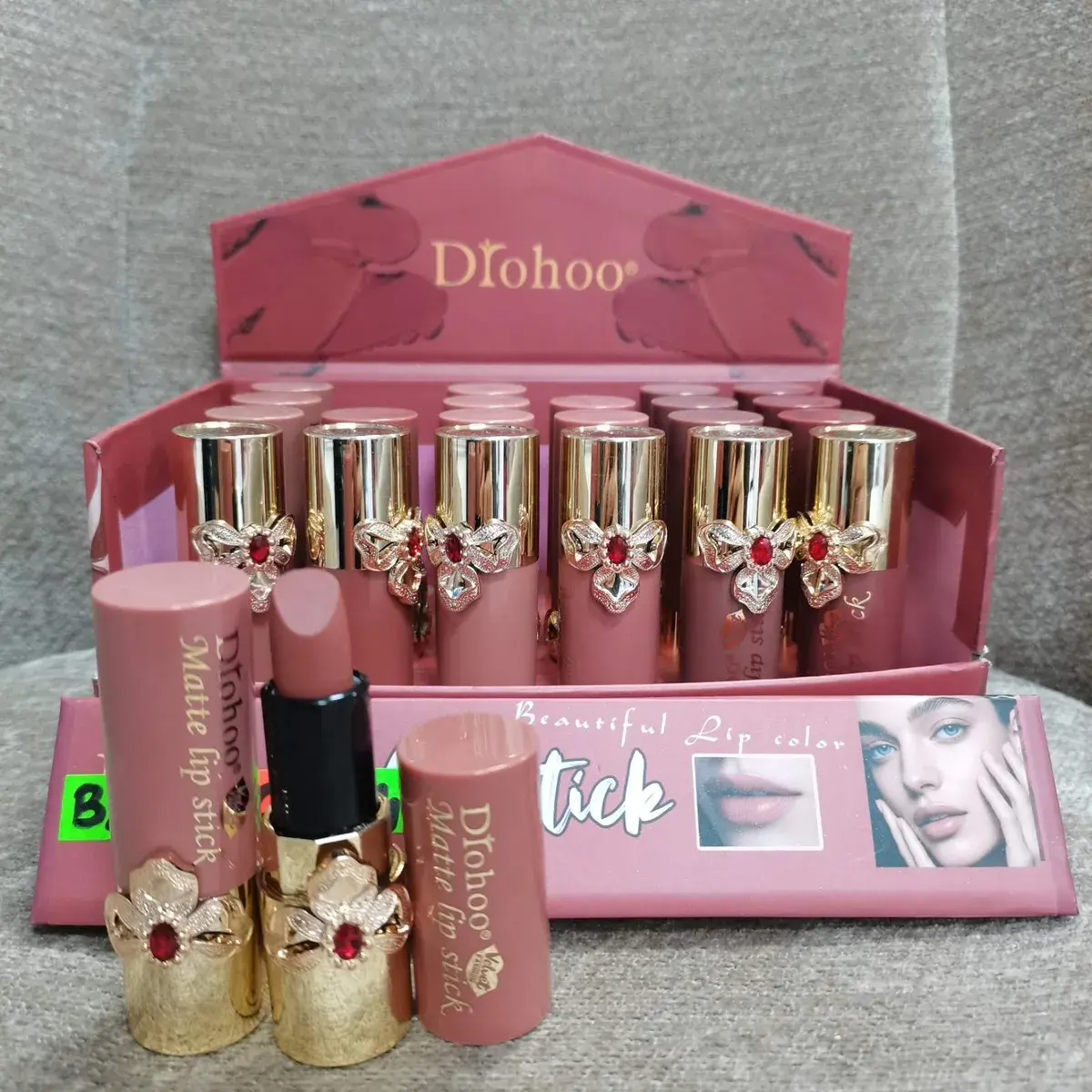 Dłohoo Matte Lip Stick matowa pomadka do ust z ozdobą kwiatową