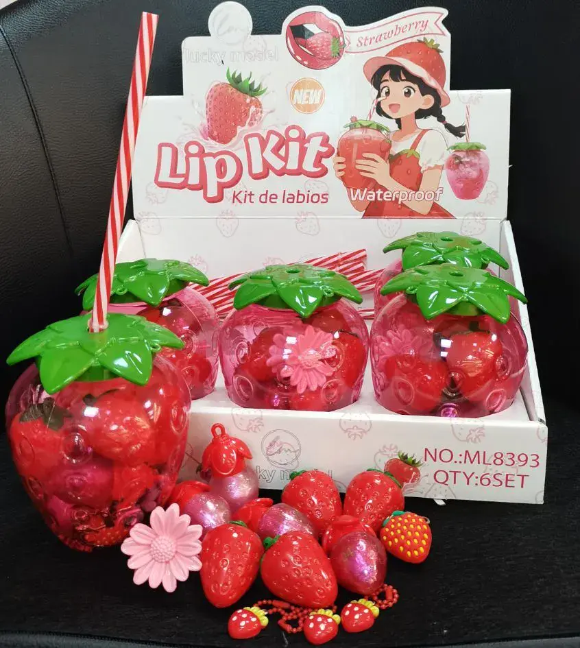 Zestaw kosmetyków do ust z akcesoriami w opakowaniu truskawkowym