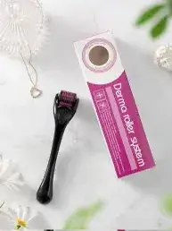 Derma Roller System do pielęgnacji skóry z czarną rączką i różowymi igłami
