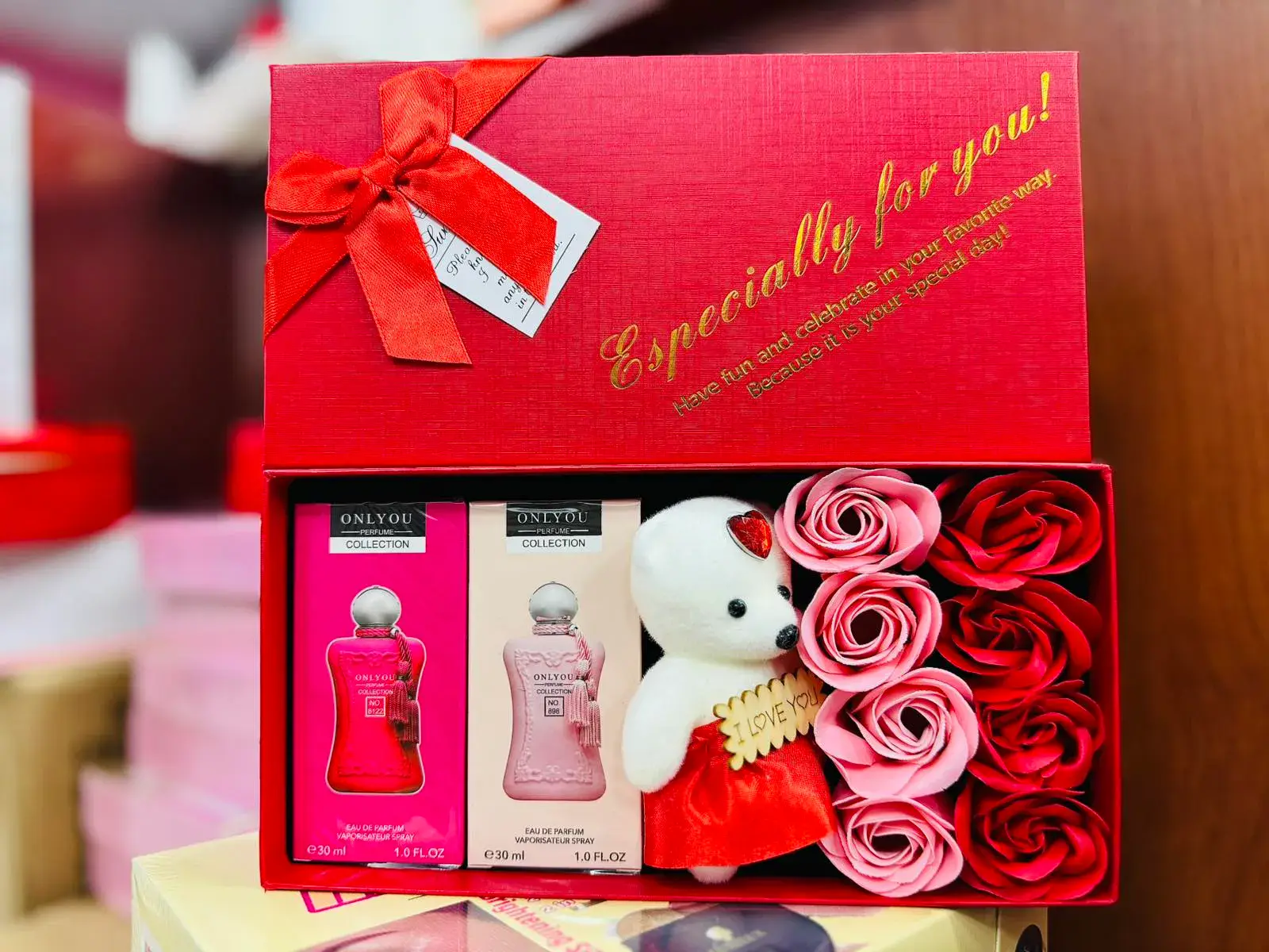 Zestaw Walentynkowy z Perfumami, Misiem i Różami
