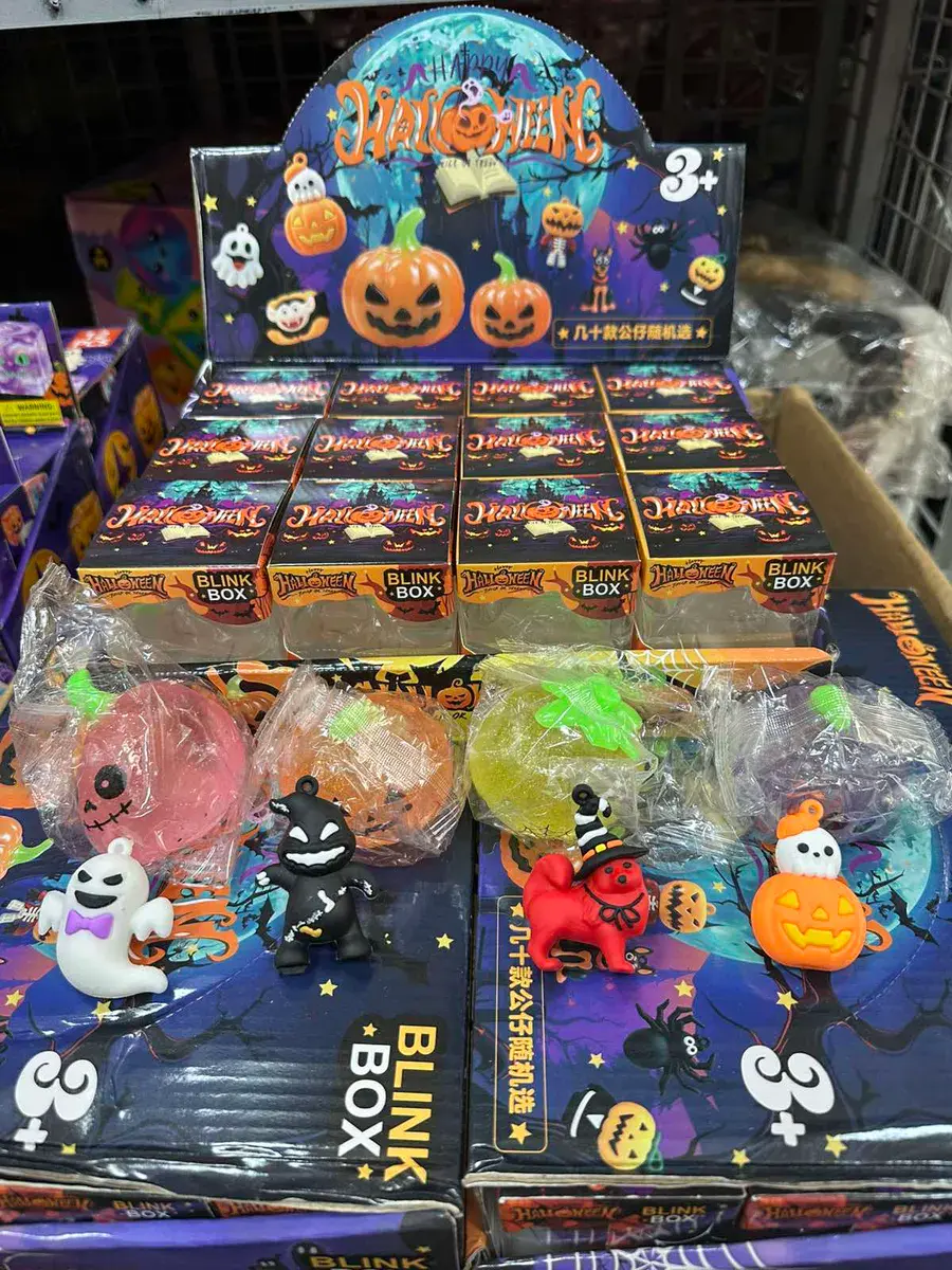 Zabawki Halloweenowe Blink Box z figurkami i żelkami 3+