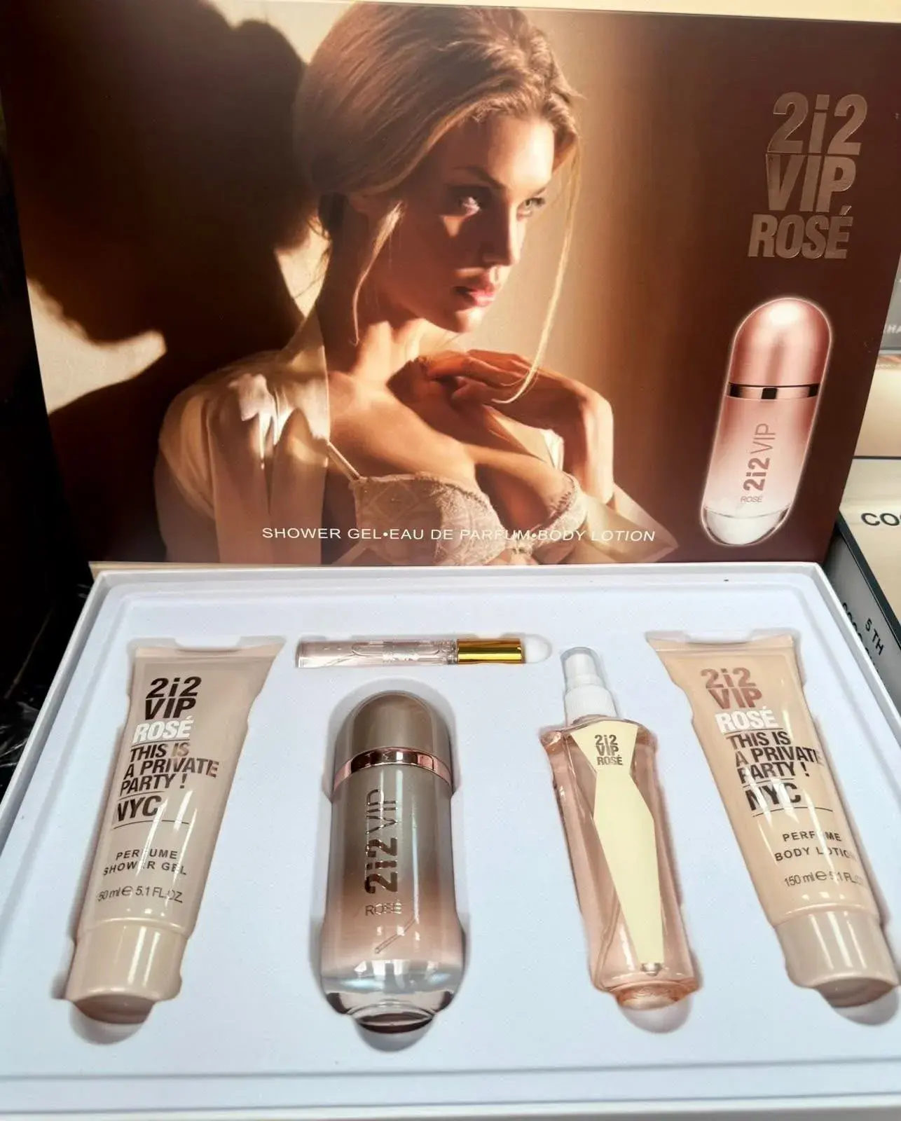 Zestaw kosmetyków 212 VIP Rose Party + Shower Gel + Lotion