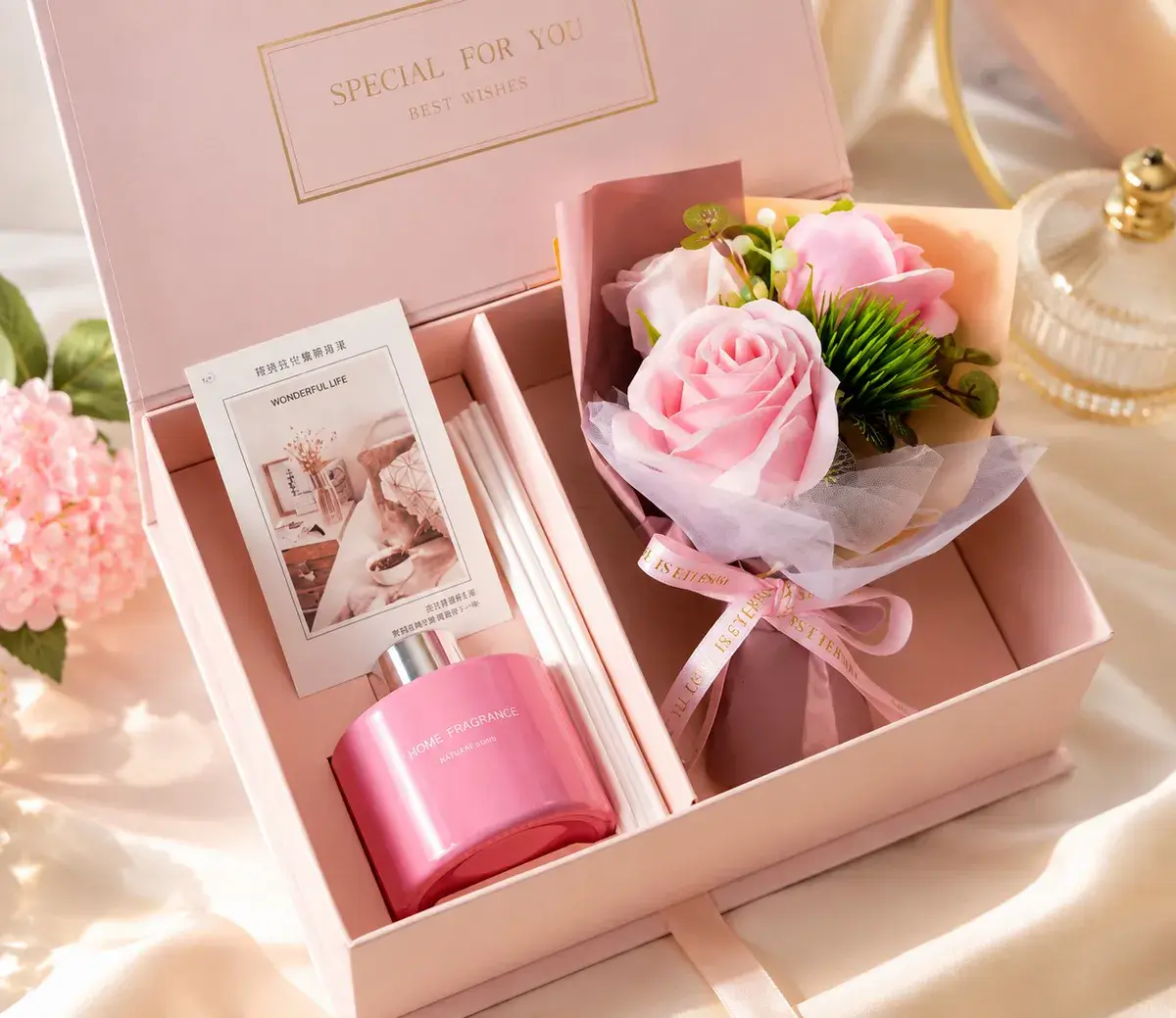 Zestaw prezentowy HOME FRAGRANCE z różowym bukietem i patyczkami zapachowymi