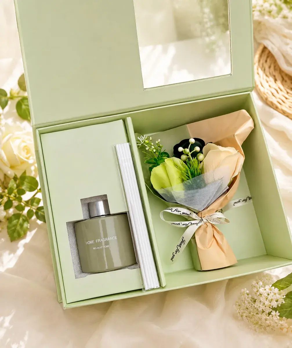 Zestaw zapachowy HOME FRAGRANCE pastelowo-zielony z bukiecikiem