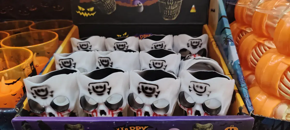 Dekoracyjna maska Halloween biała z czarnym nadrukiem czaszki