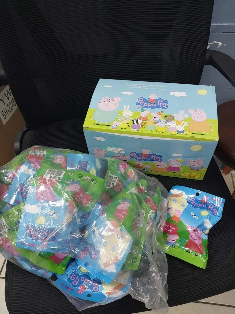 Saszetki Świnka Peppa - Figurki Niespodzianki, Display 24 szt.