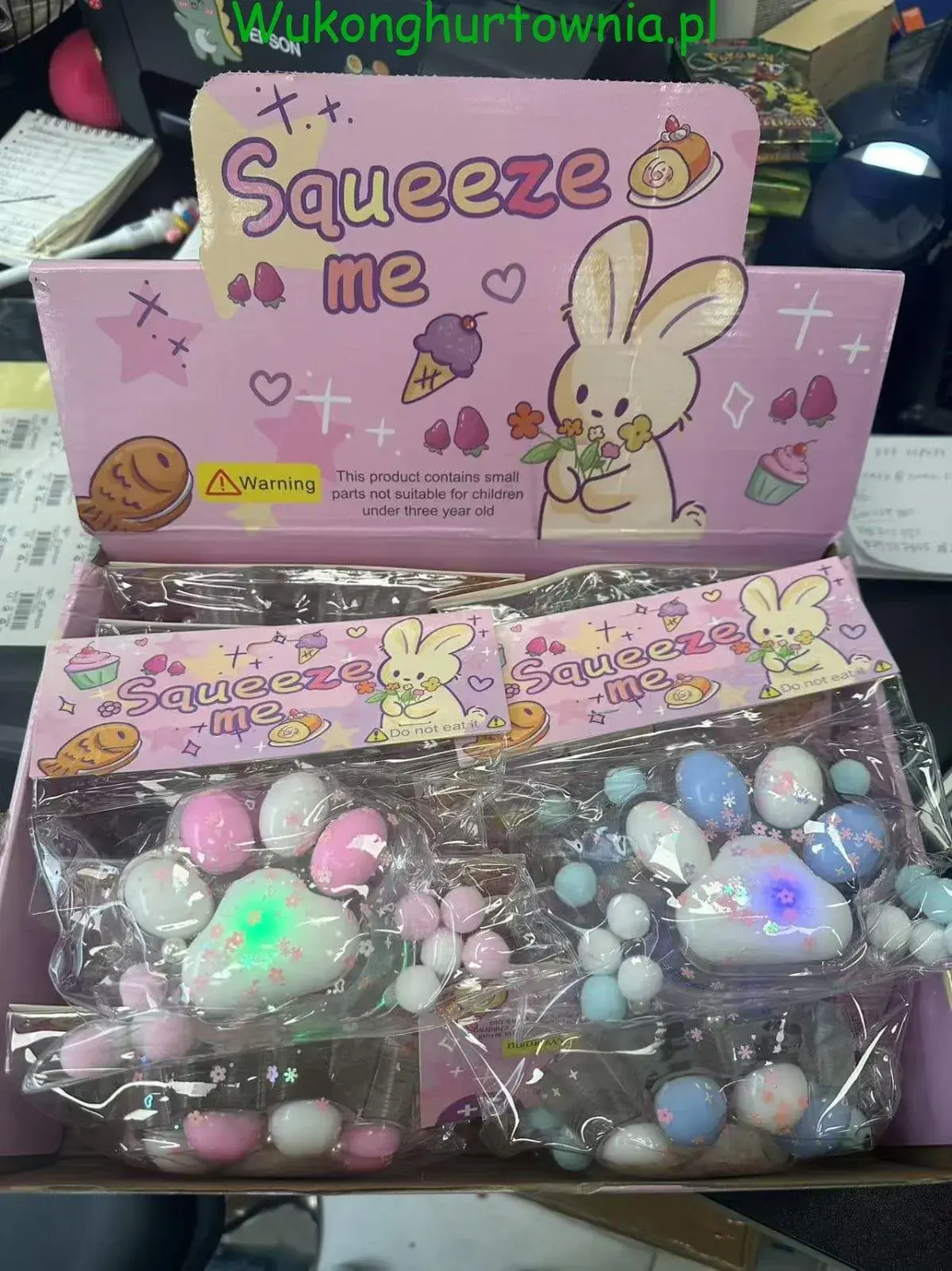 Zabawka Squeeze Me Świecąca Łapka Gniotek, 16 szt