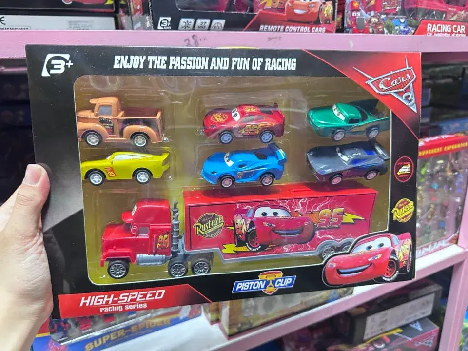 Zestaw Samochodowy Cars 3 - Laweta + 6 Autek Wyścigowych