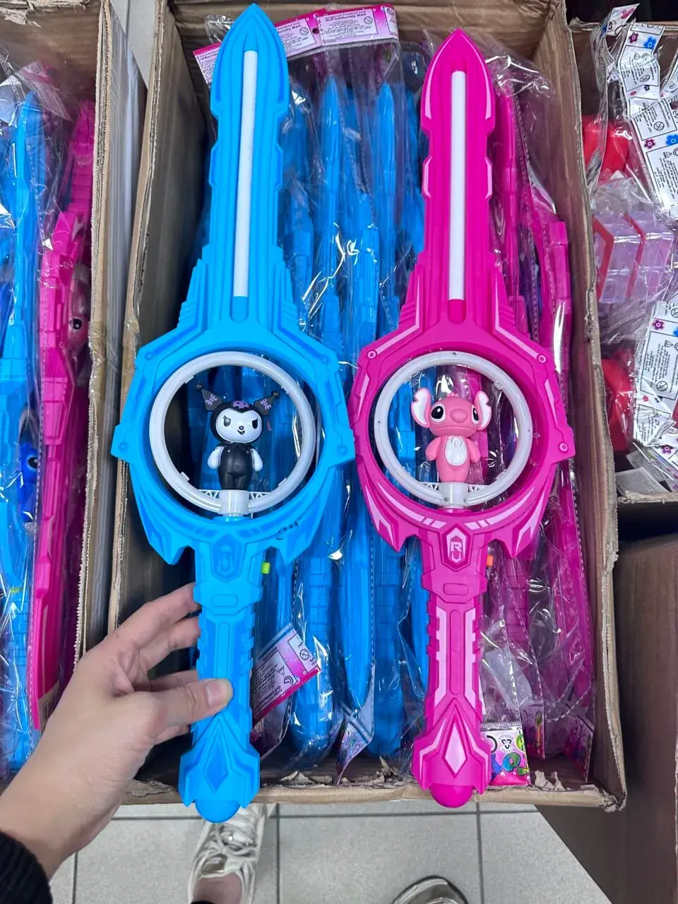Magiczny Miecz z Figurką i Światłem LED - Mix Kolorów 6szt.