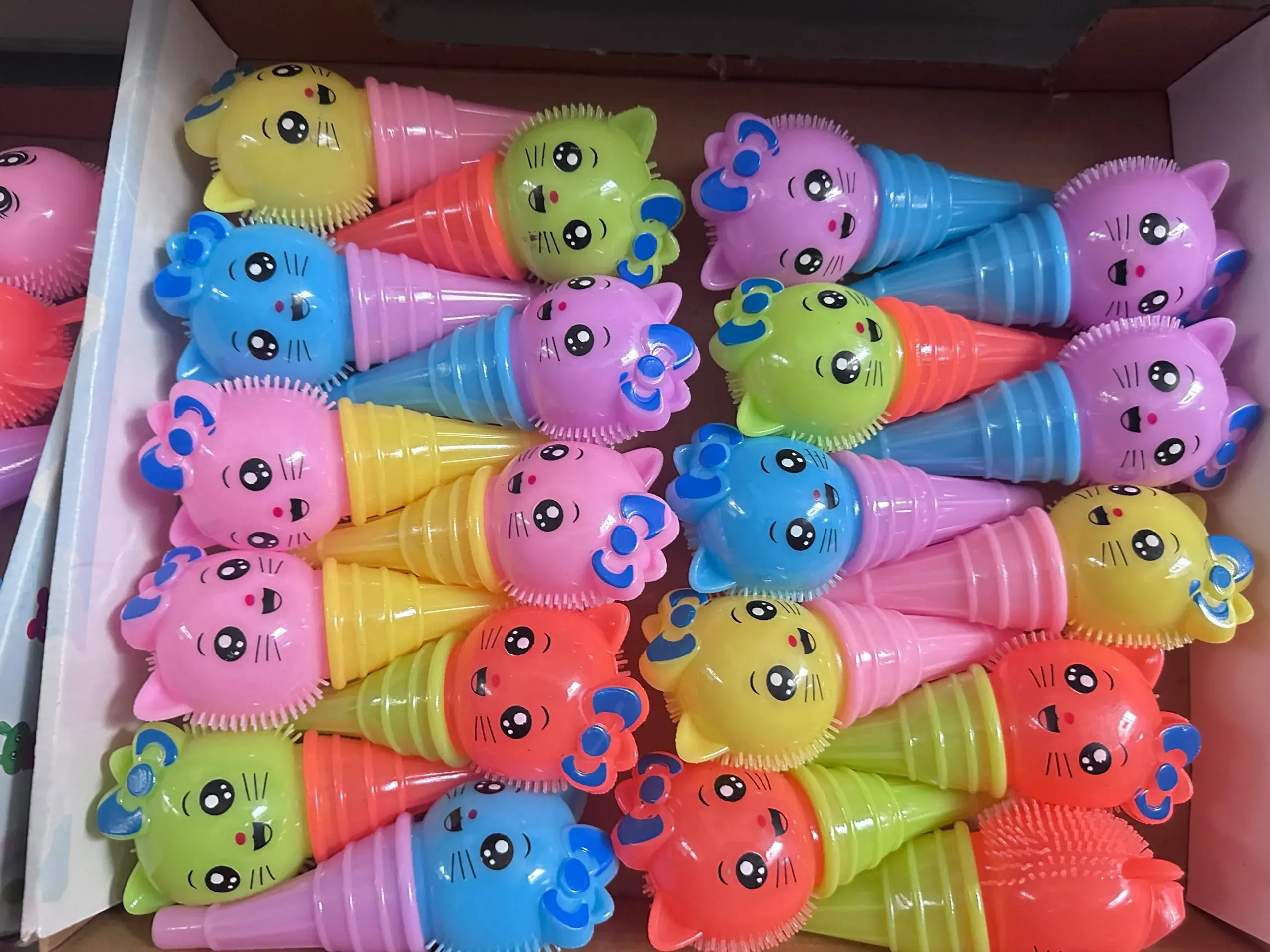 Zabawki Squeeze Świecące Lody Kotki Gniotki LED 24 szt.