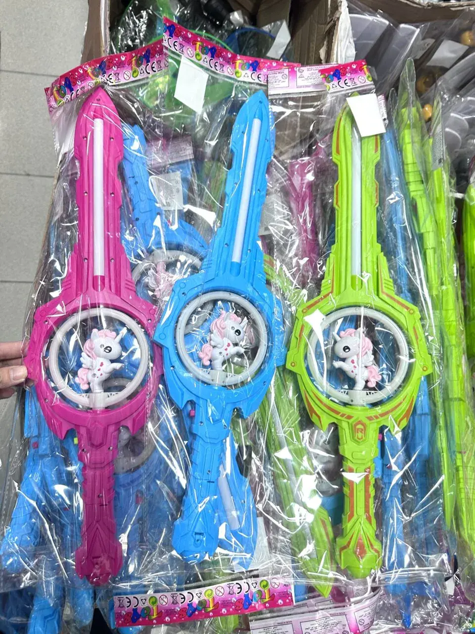 Magiczny Miecz z Figurką Jednorożca i Światłem LED, 6 szt.