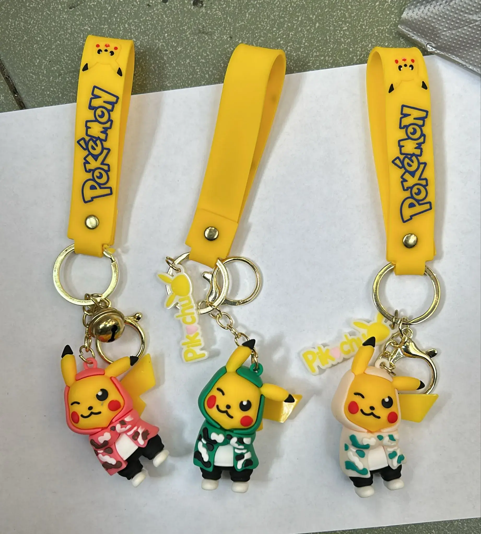 Brelok Pokemon Pikachu w Bluzie z Paskiem Żółtym 24 szt.