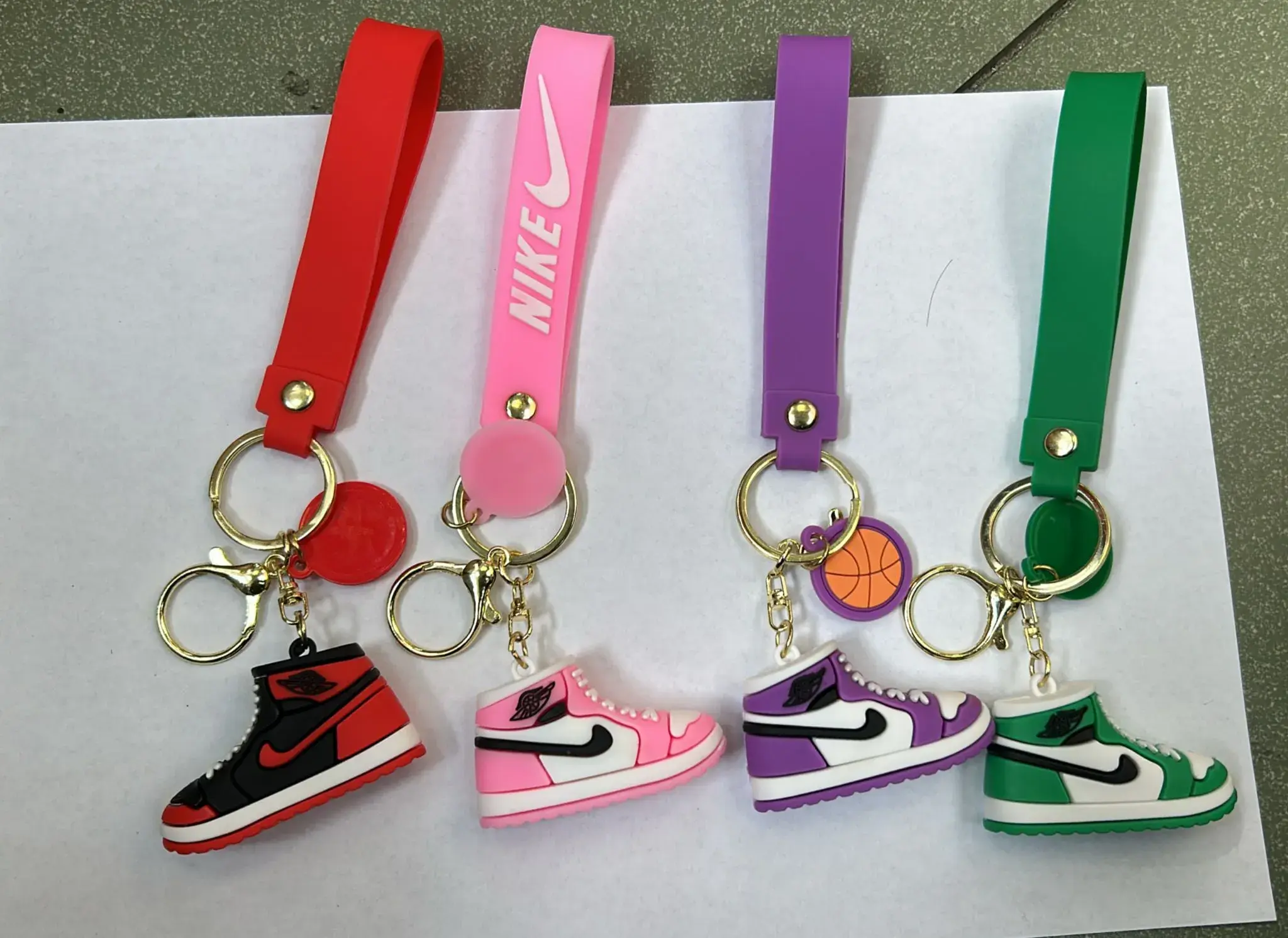 Brelok do Kluczy But Sportowy Sneaker Silikonowy Mix 24szt