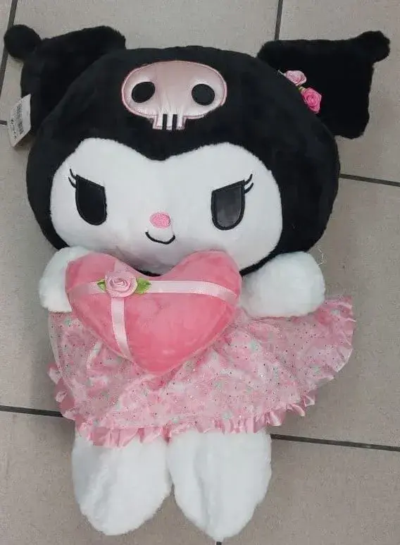 Maskotka Pluszowa Kuromi 25cm w Różowej Sukience z Sercem