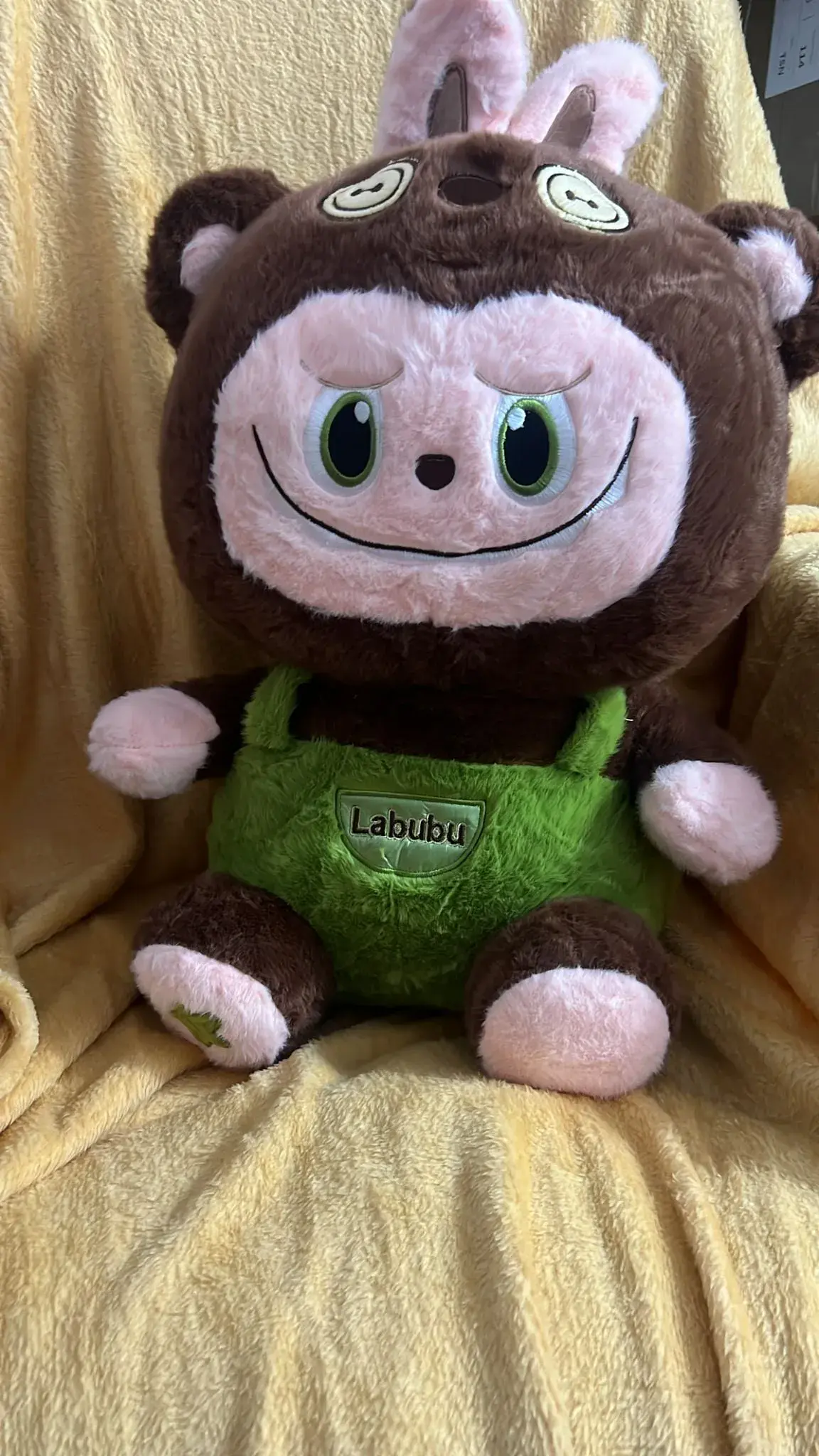 Maskotka Pluszowa Labubu 55CM w Zielonych Ogrodniczkach