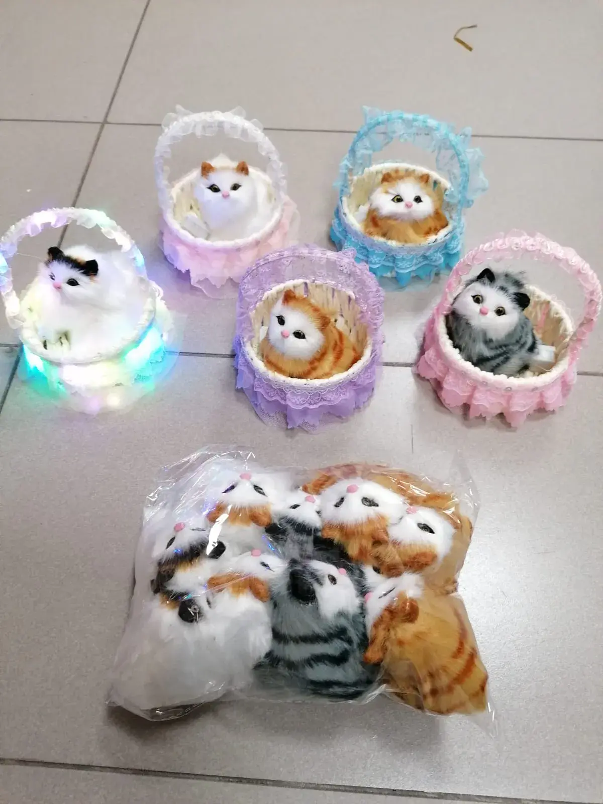 Zabawki Kotek na baterie LED w ozdobnym koszyczku, 10 szt. Mix
