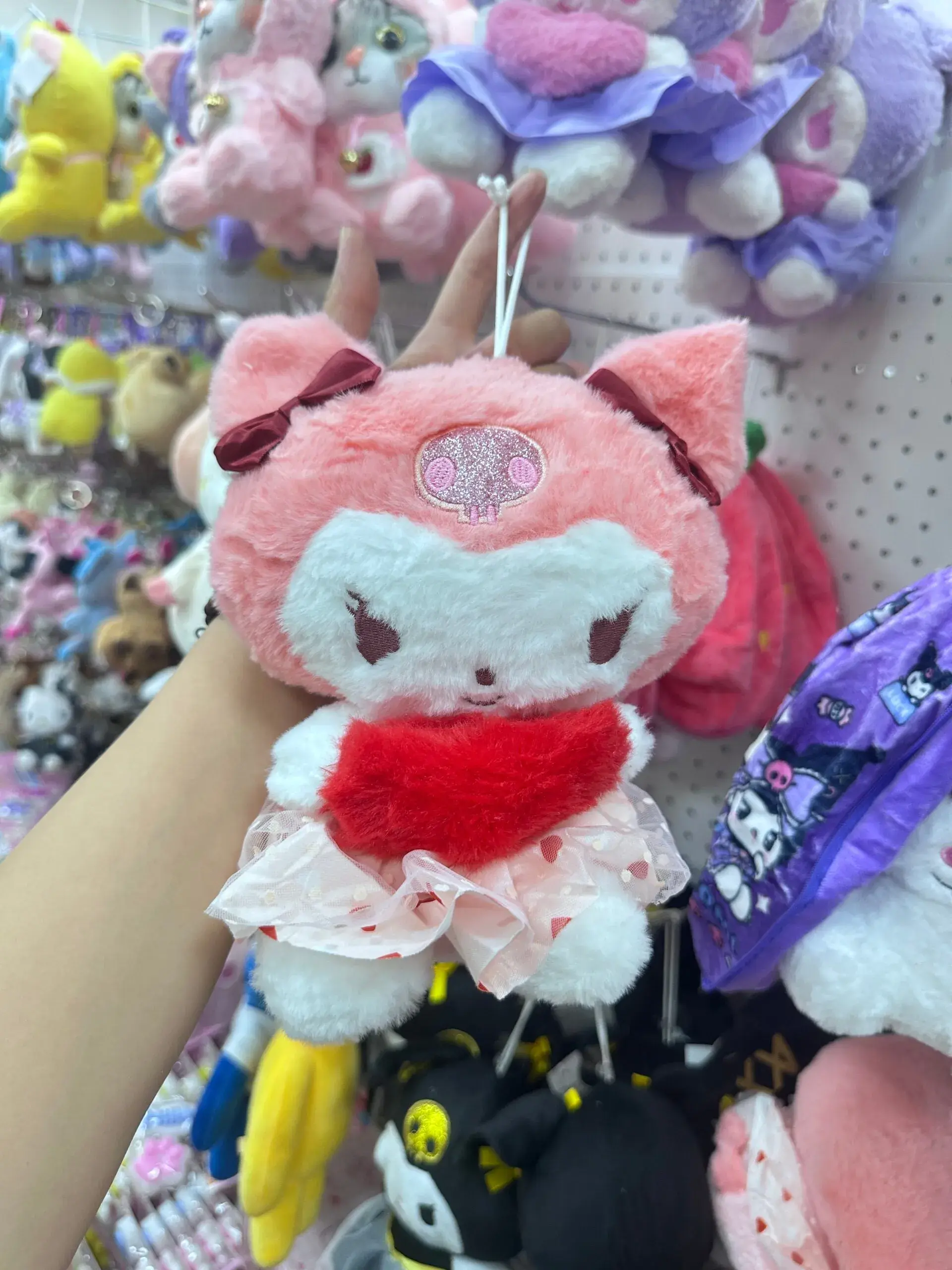 Maskotka Pluszowa Kuromi 23cm Różowa z Sercem i Sukienką