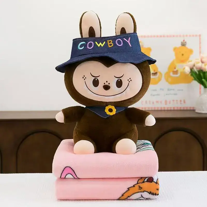 Maskotka Labubu z kocykiem, brązowa w czapce Cowboy