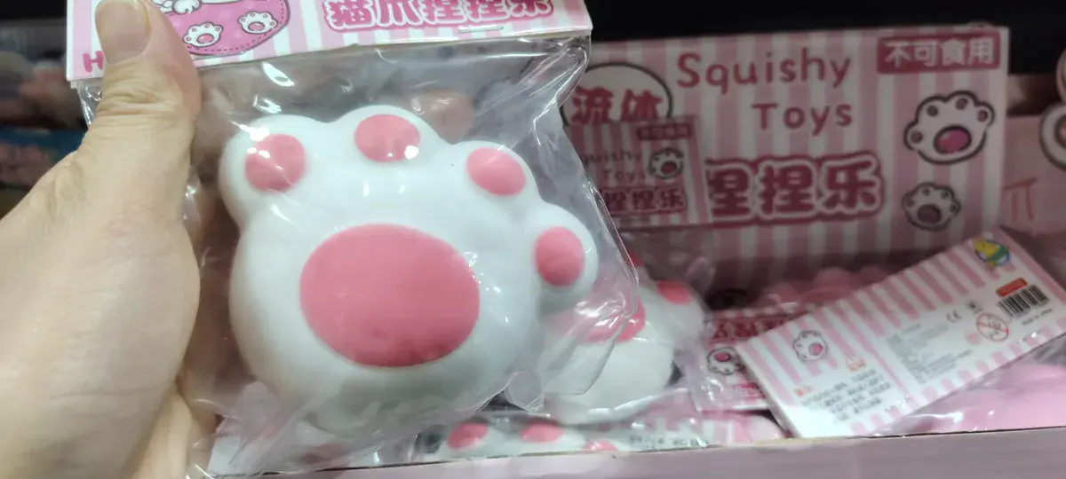 Gniotek Łapa Kota Biały z Różowymi Poduszkami Squishy Antystresowy