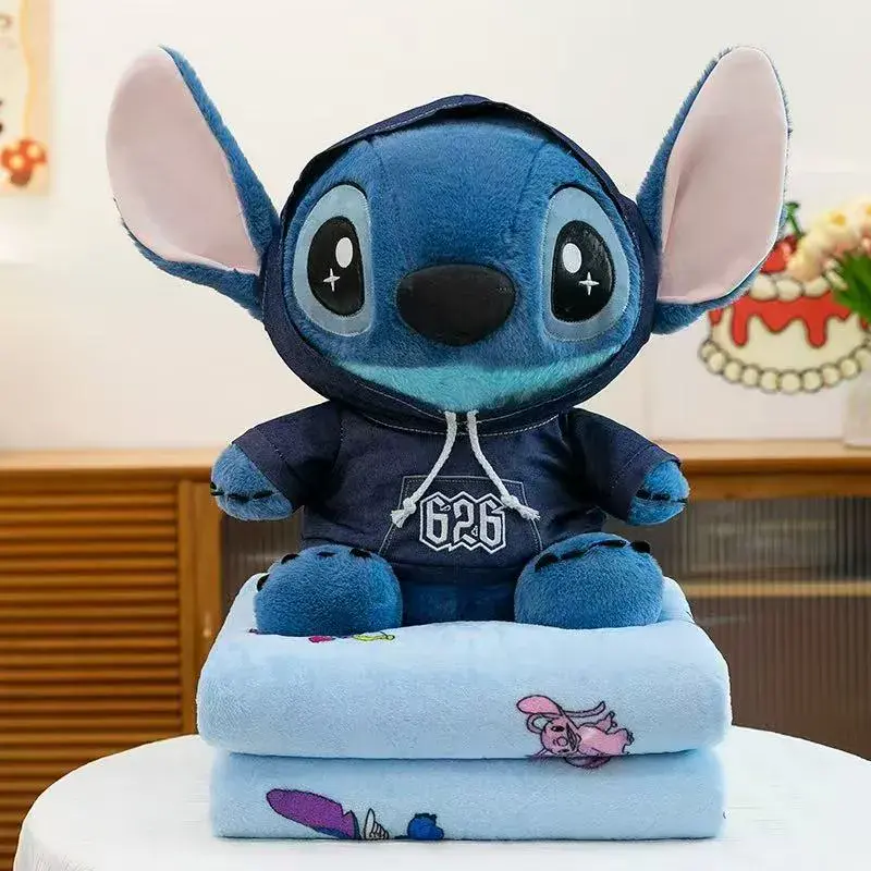 Maskotka Stitch w bluzie z kocykiem niebieski