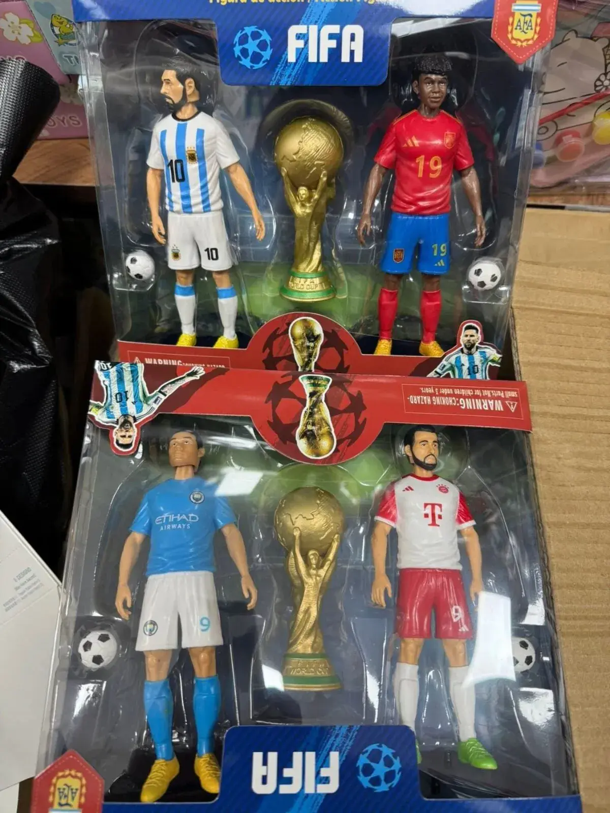 Zestaw figurek piłkarzy FIFA World Cup z pucharami
