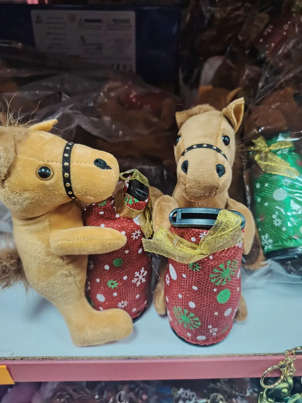 Figurki koników pluszowych z butelkami dekoracja świąteczna