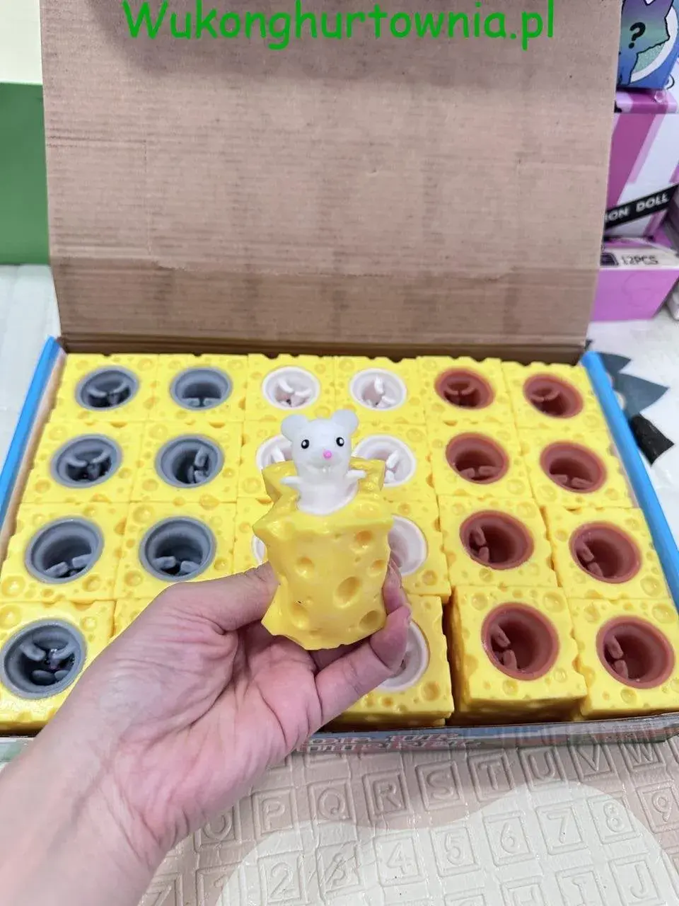 Zabawka Squeeze Toys Gniotek Ser z Myszką 24 szt.