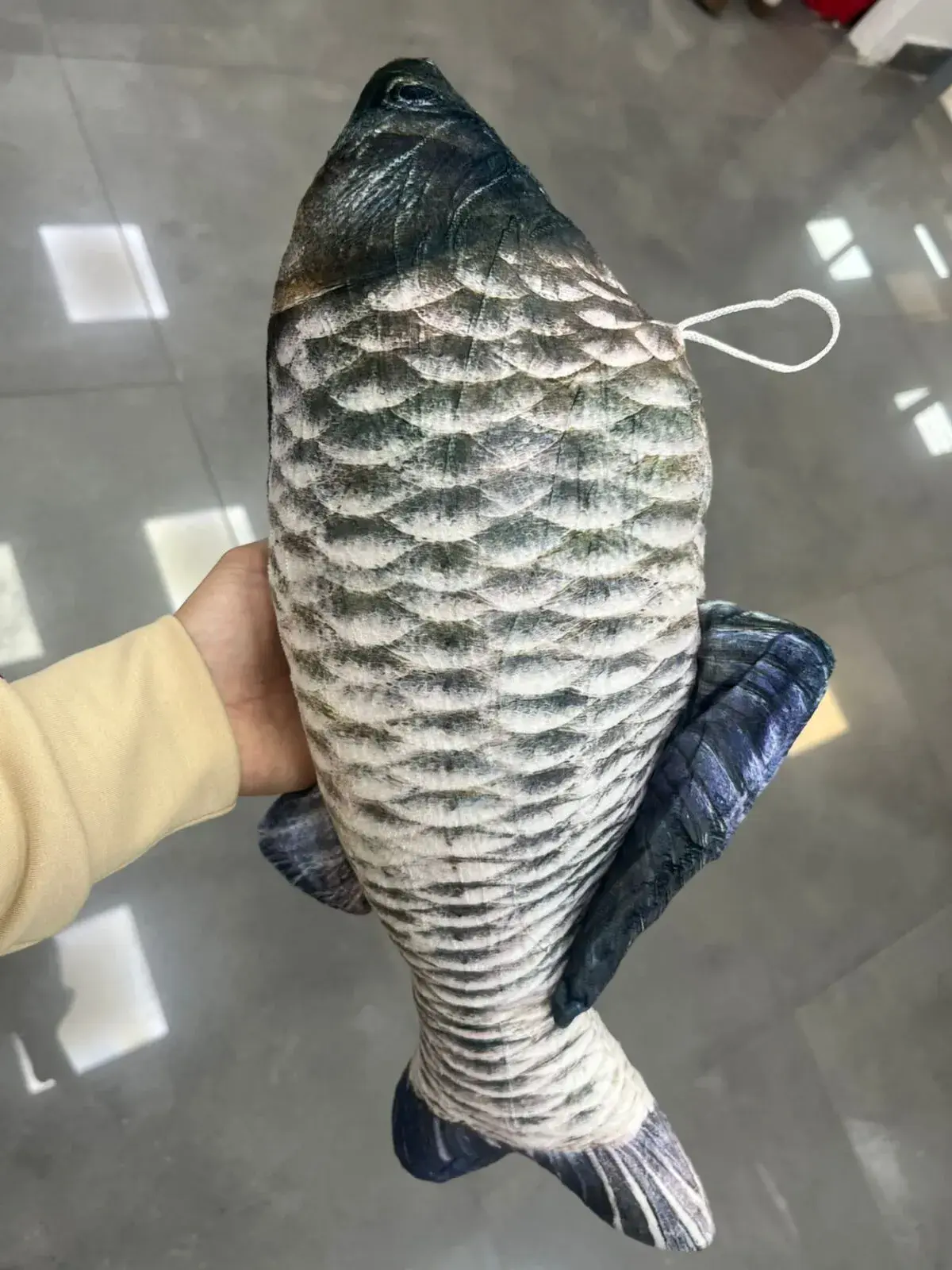 Maskotka Ryba 45cm granatowo-srebrna z pluszowym wypełnieniem