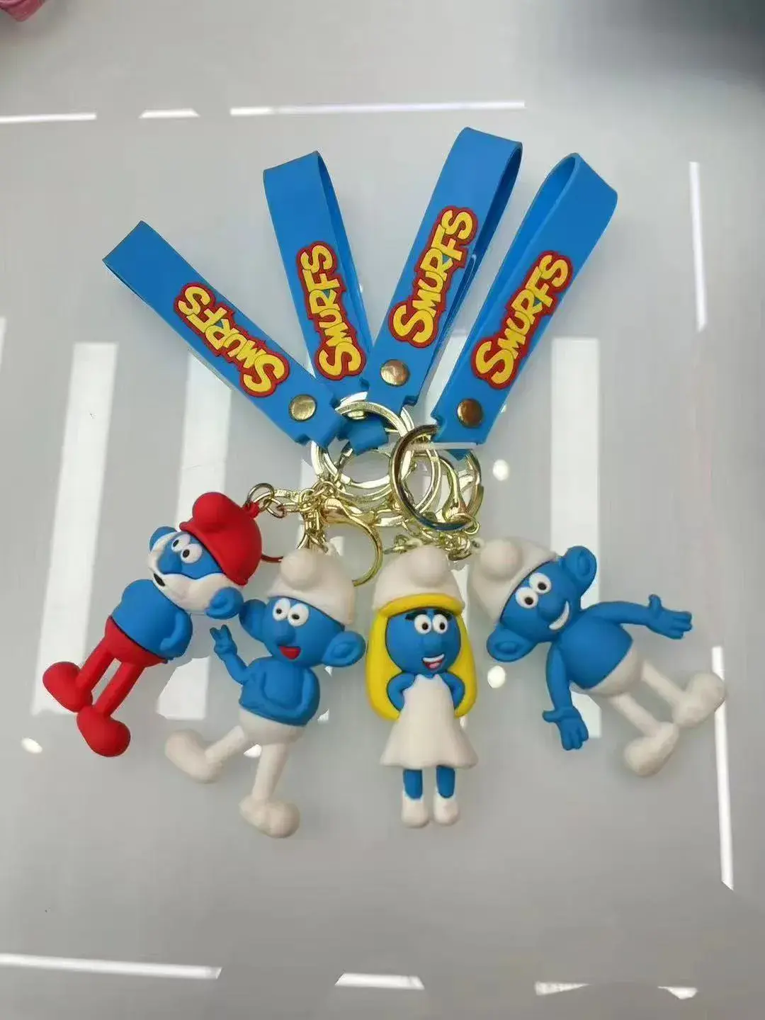 Brelok Smurfy z postaciami niebieskimi i czerwonymi