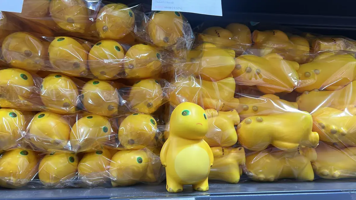 Miękka żółta zabawka gniotek dinozaur antystresowy 12 cm