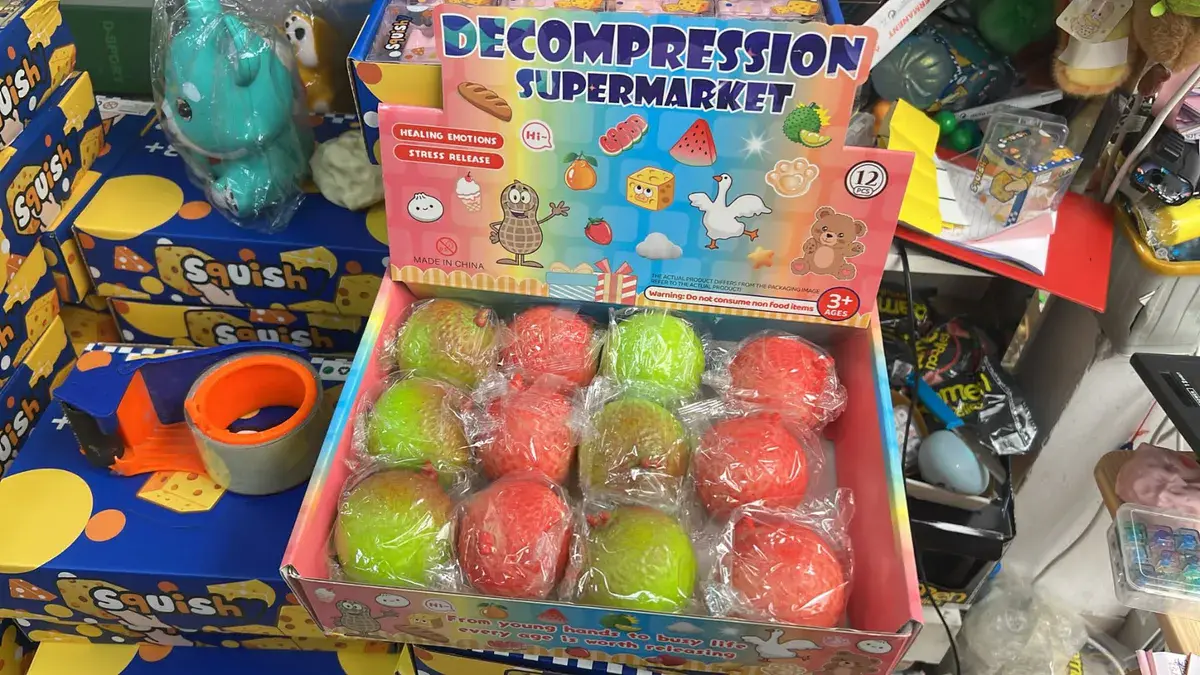 Zabawka antystresowa piłka squishy zielono-czerwona 12 sztuk