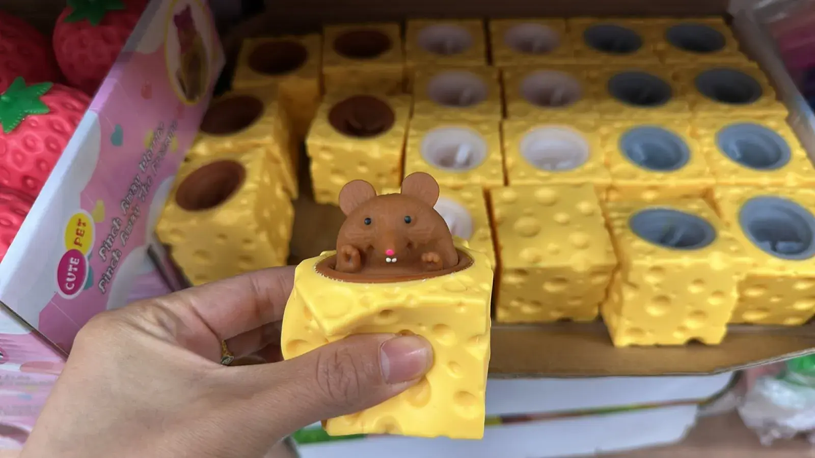 Zabawki Squeeze Toys Gniotek Myszka w Serze 24 szt.