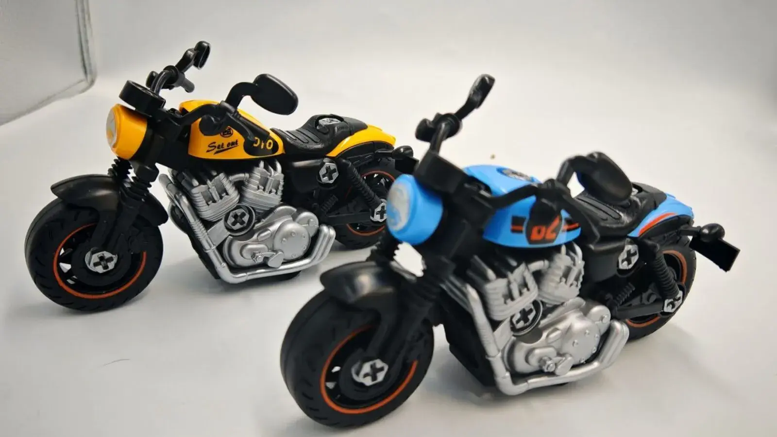 Mini modele motocykli żółty i niebieski