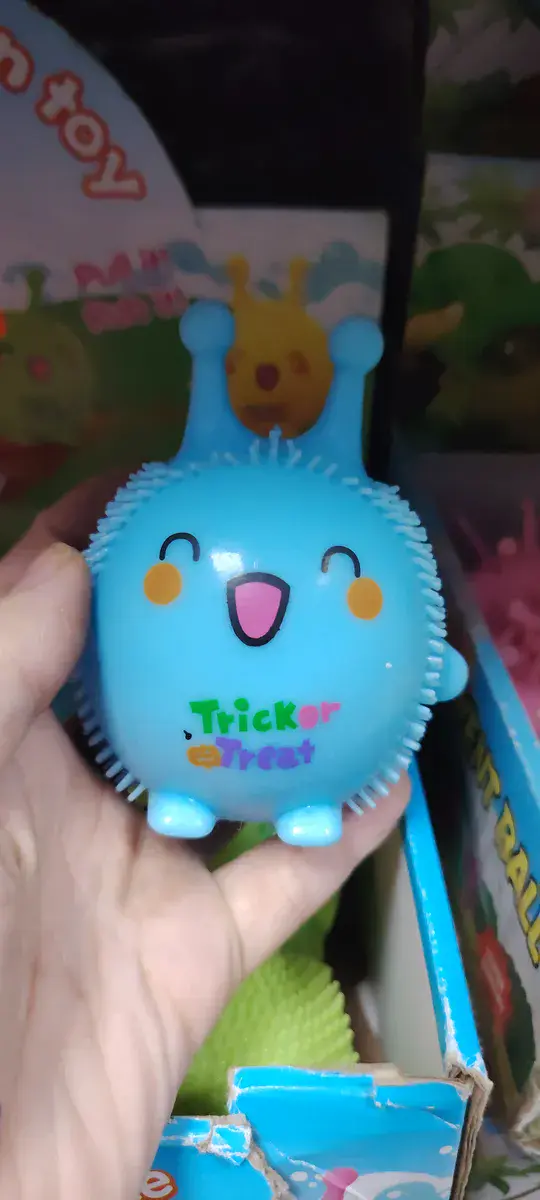 Miękka zabawka antystresowa niebieska z napisem Trick or Treat