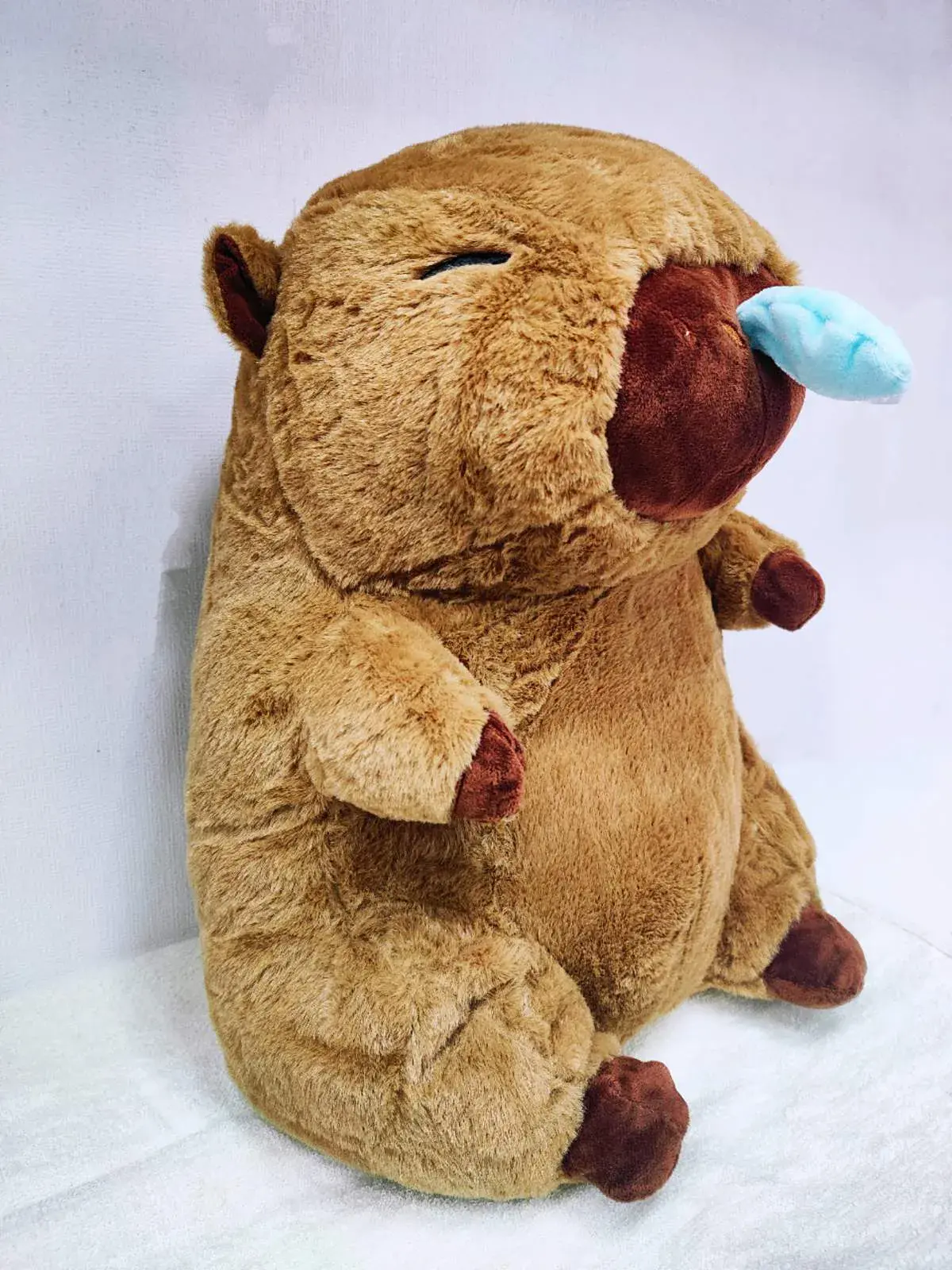 Maskotka wombat z kocykiem brązowa