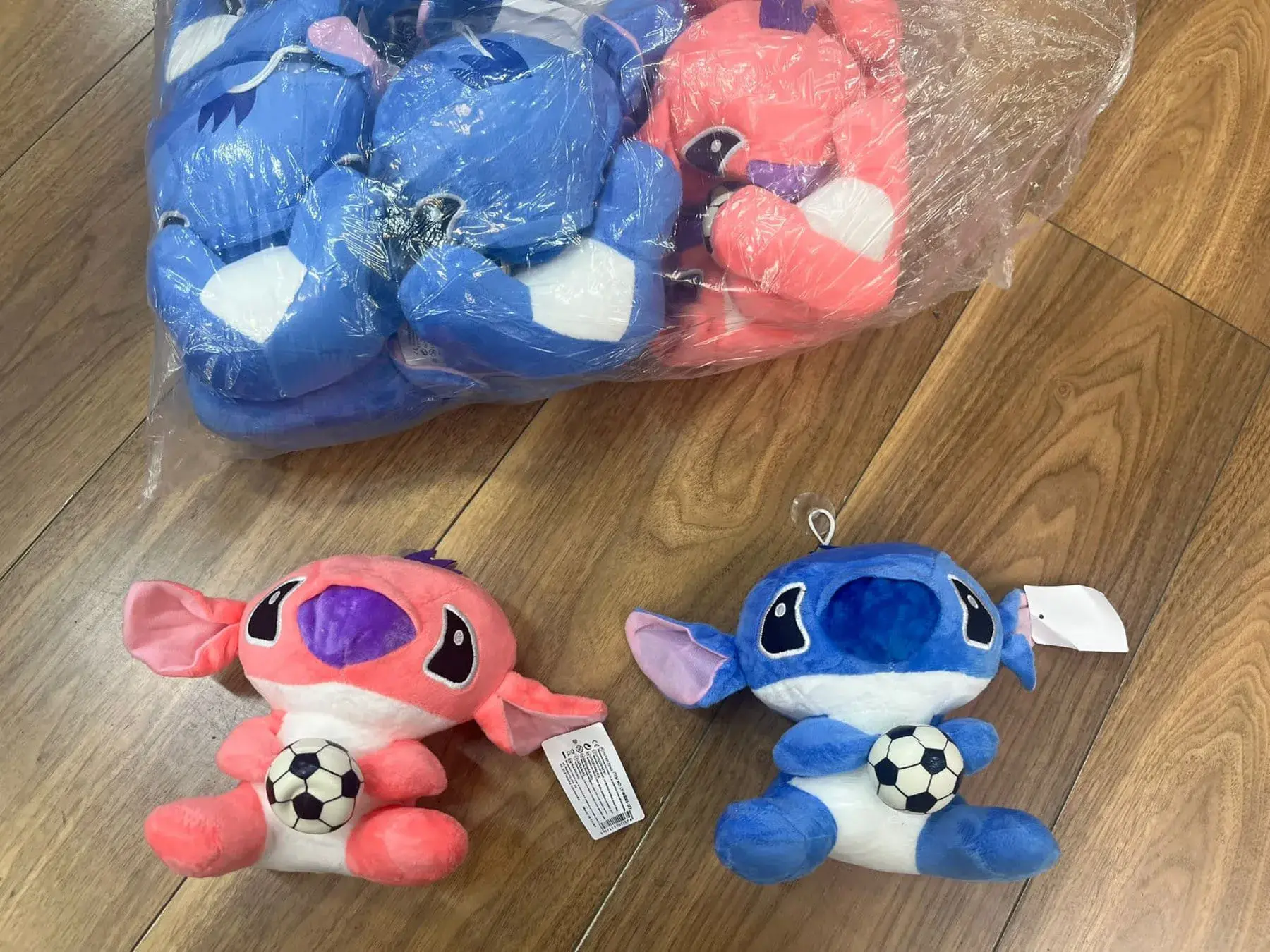 Maskotka Stitch z piłką 20cm niebieska/różowa