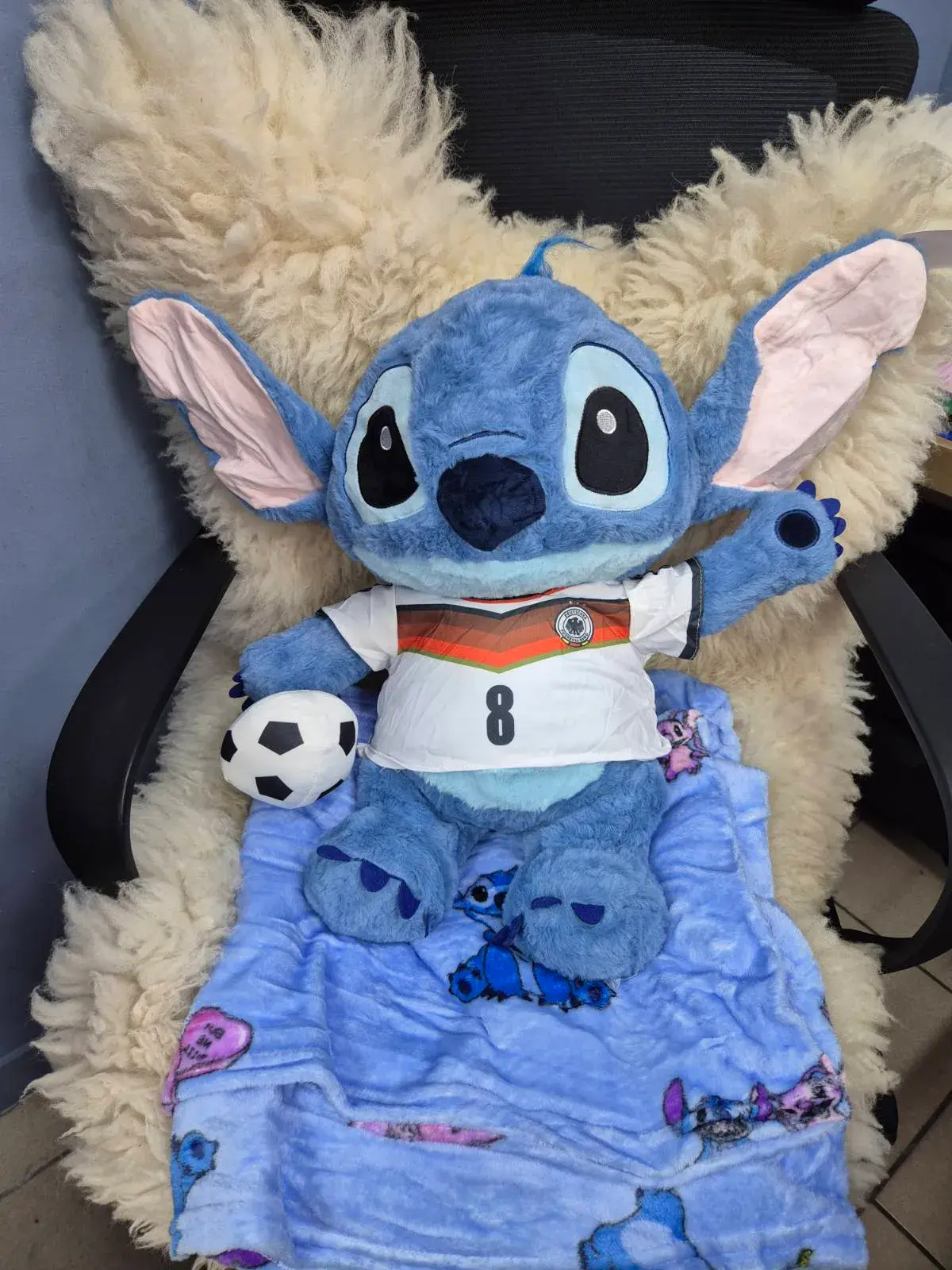 Maskotka Stitch z kocykiem i koszulką Niemcy nr 8