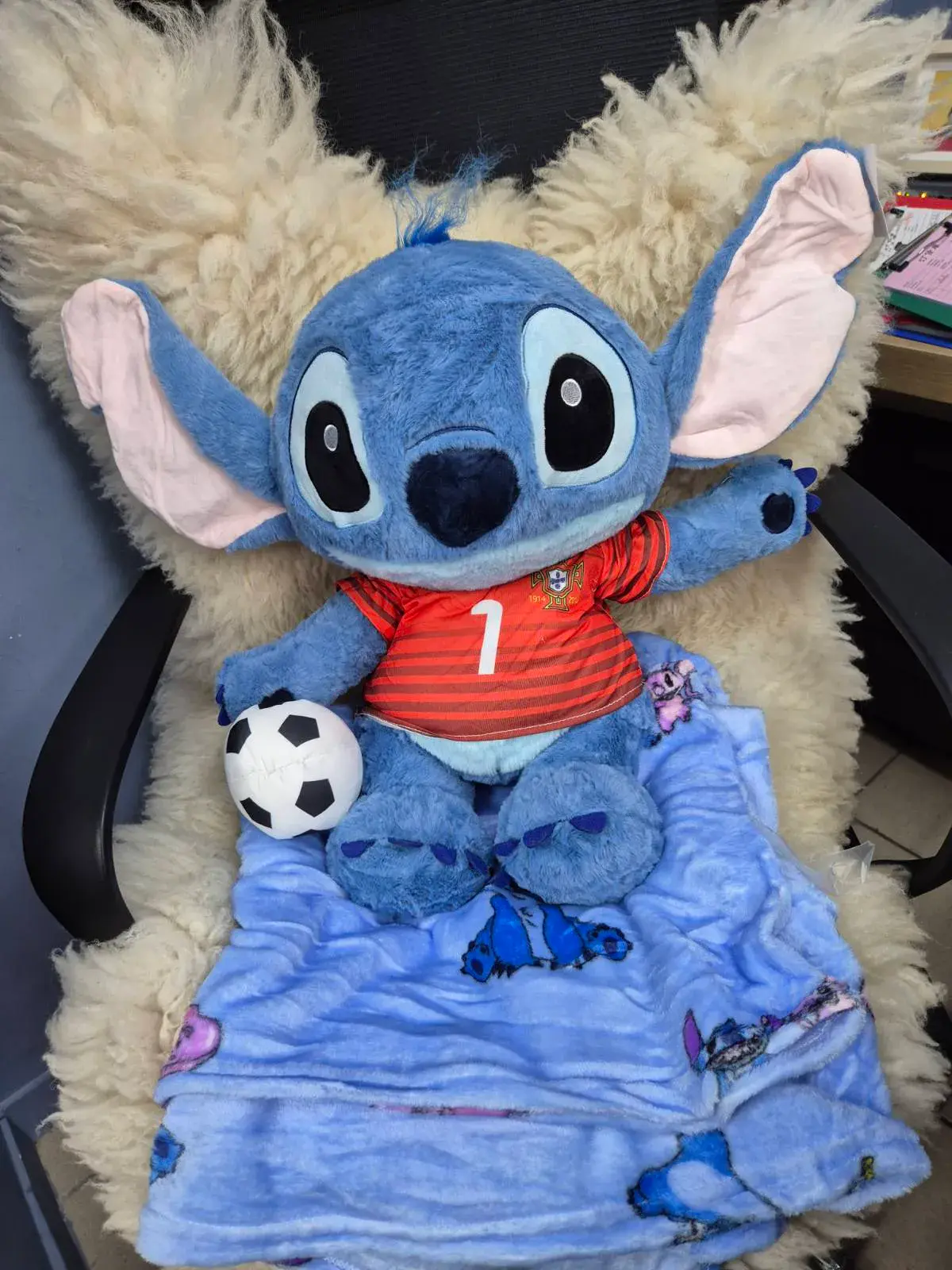 Maskotka Stitch z kocykiem i piłką, niebieski
