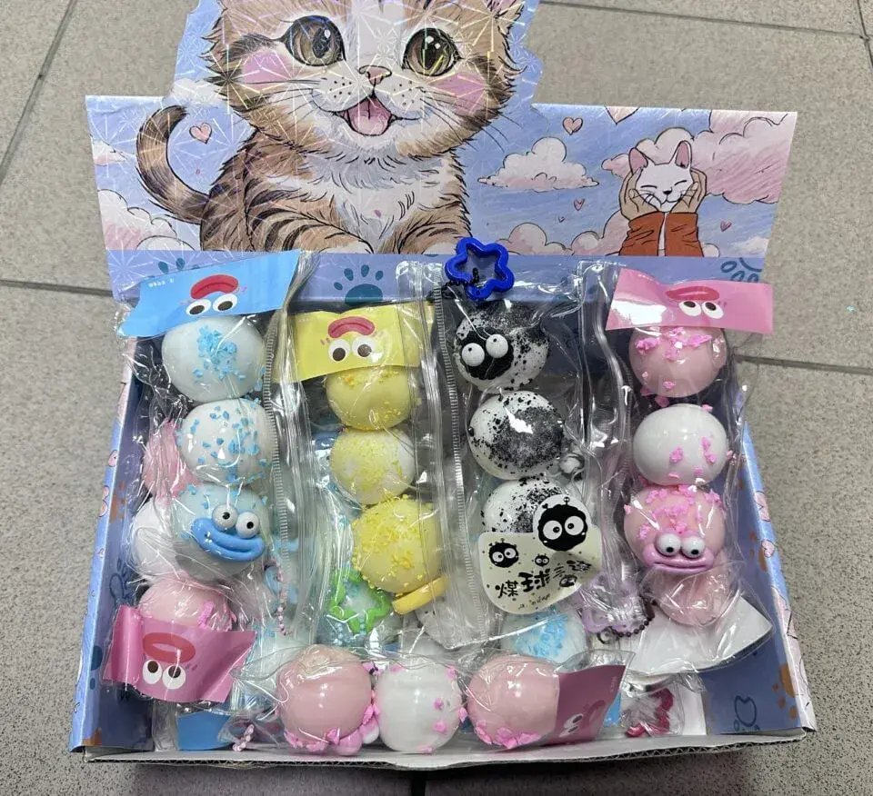 Zabawka Squeeze Toys Gniotki Kulki z Zawieszką 16 szt.