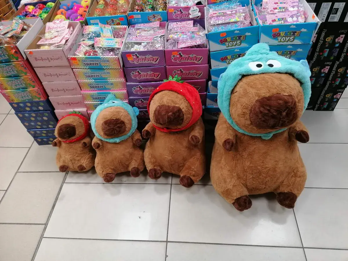 Maskotka pluszowa brązowa 55cm z czapką turkusową