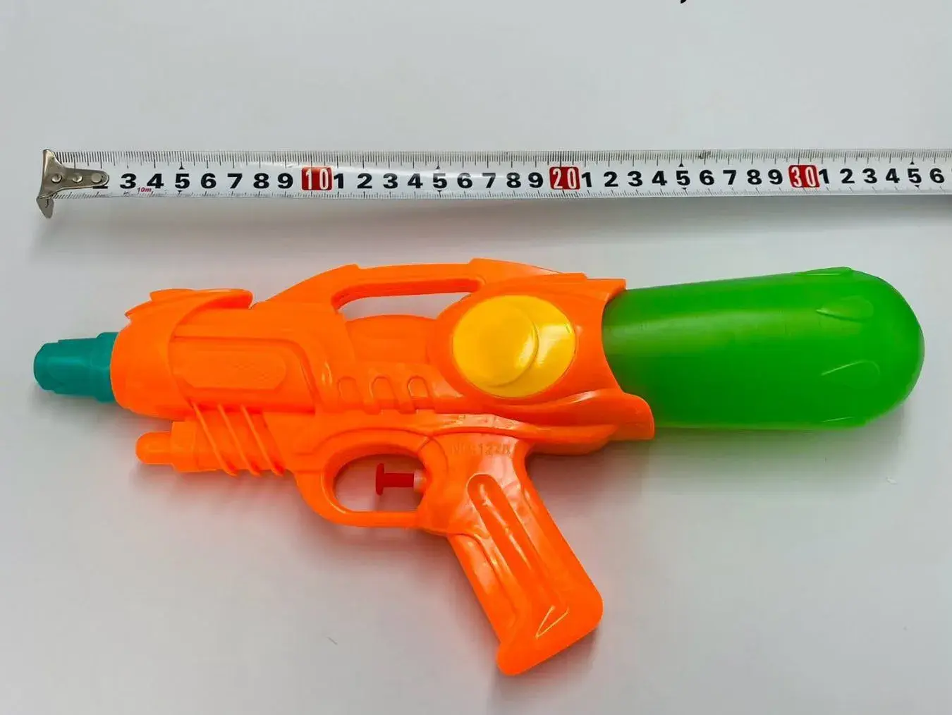 Pistolet na wodę pomarańczowy z zielonym zbiornikiem