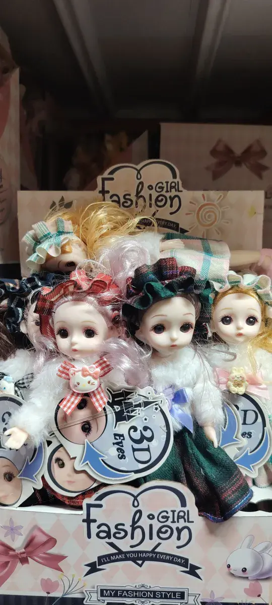 Lalka Fashion Girl z 3D oczami i modną sukienką w kratę