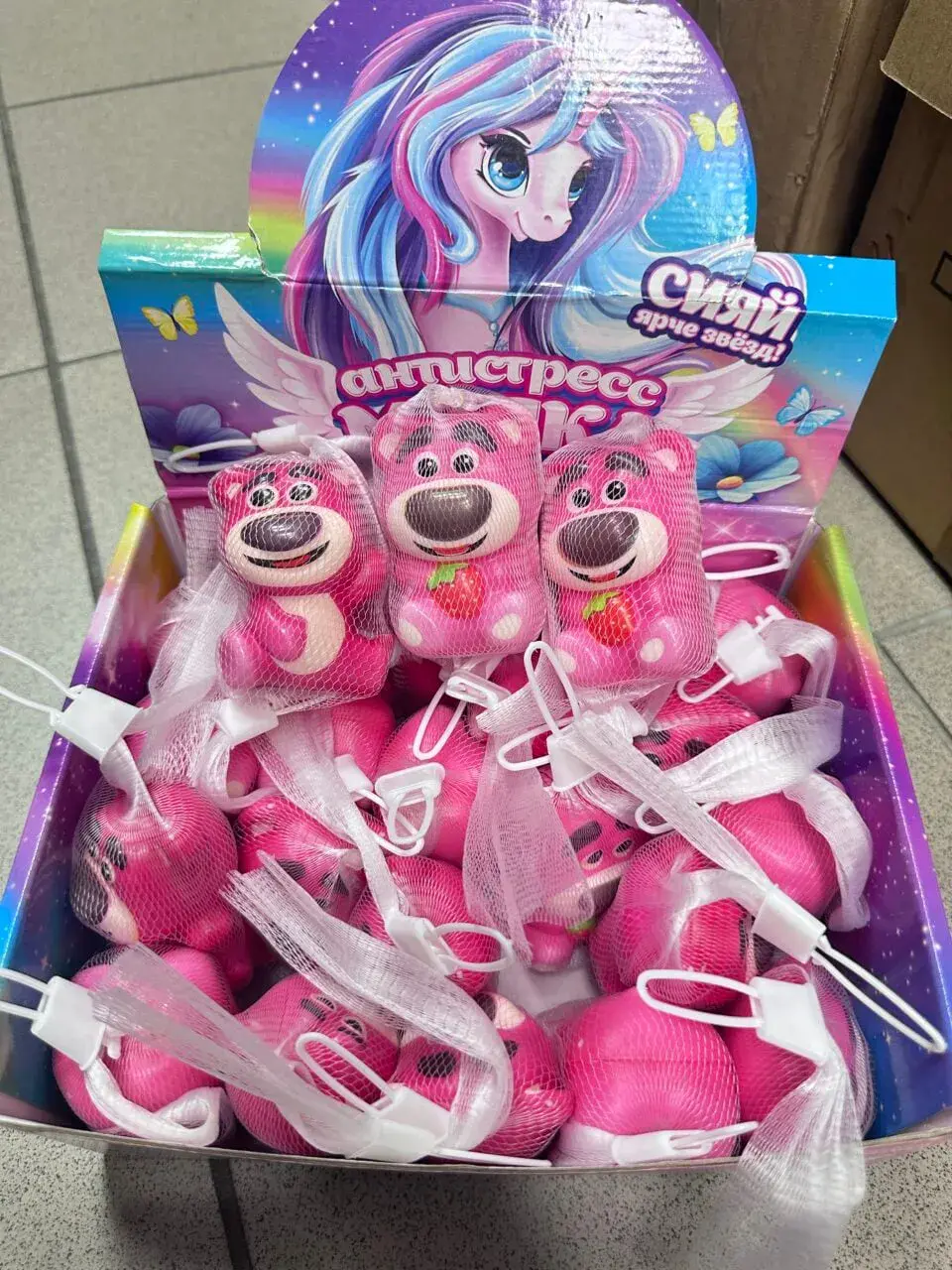 Zabawka Squeeze Toys Gniotek Miś Różowy z Truskawką 24 szt.