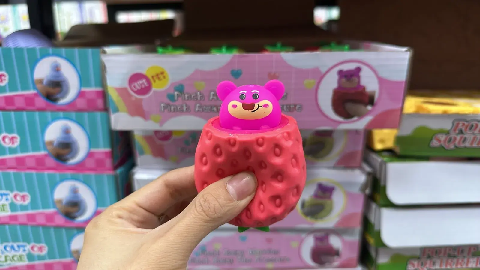 Zabawki Squeeze Toys Gniotek Truskawka z Misiem 24 szt.