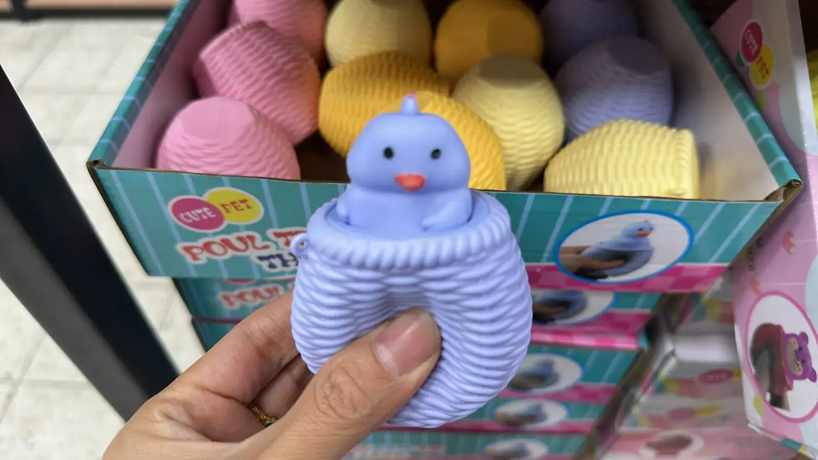 Zabawki Squeeze Toys Gniotek Kurczaczek w Koszyku 24 szt.