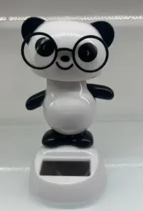 Figurka panda z okularami na podstawce solarnej biała z czarnym