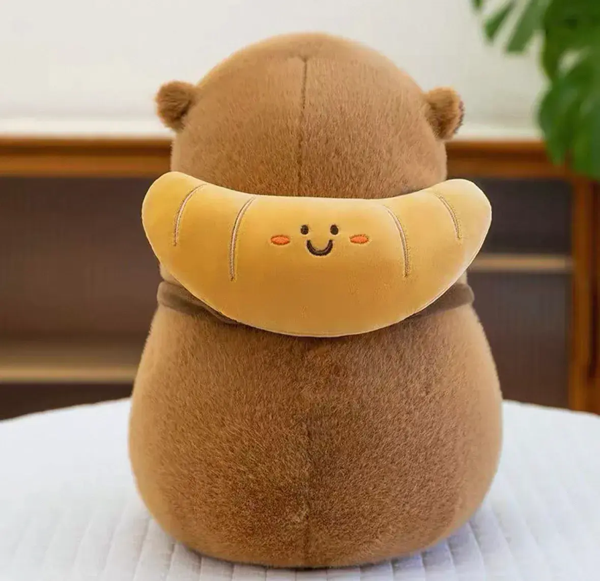 Pluszowa maskotka miś z poduszką rogalikiem 40cm