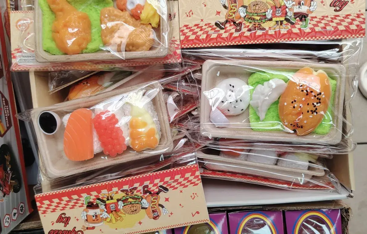 Zestaw Miniaturowych Sztucznych Potraw Sushi i Kurczak