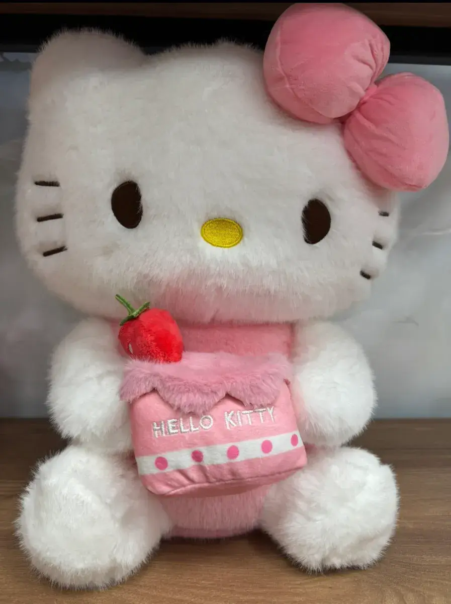 Pluszowa maskotka Hello Kitty 40cm różowo-biała z truskawką